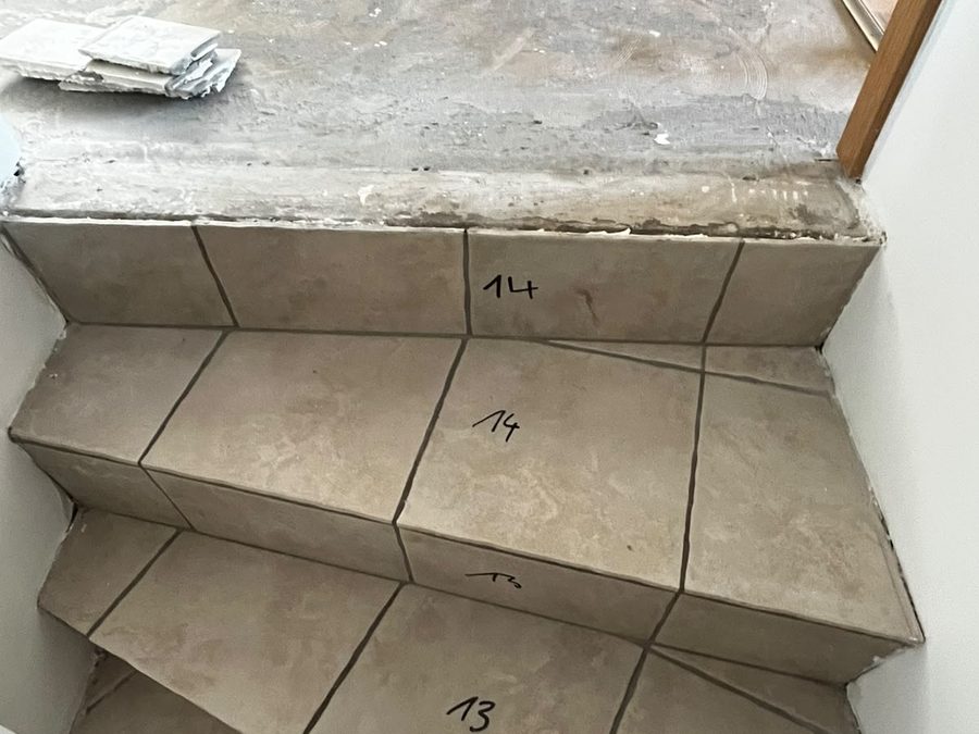 Aufmaß an einer Steintreppe, jede Stufe einzeln nummeriert
