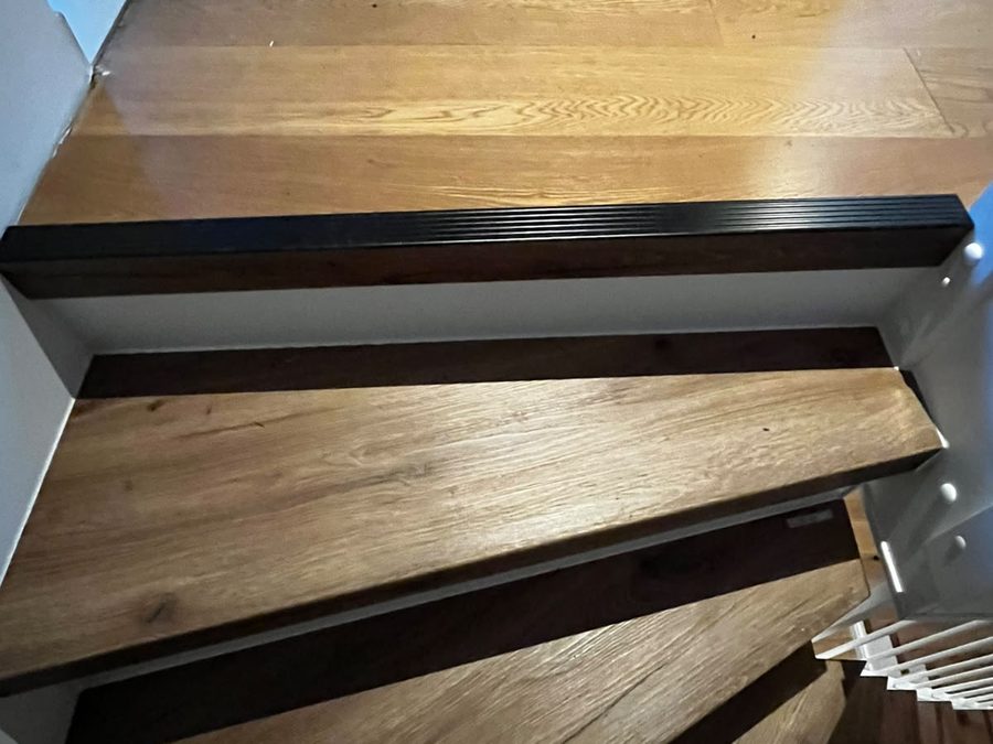 Detailaufnahme einer neuen Trittstufe mit sauber abgesetzter Vorderkante