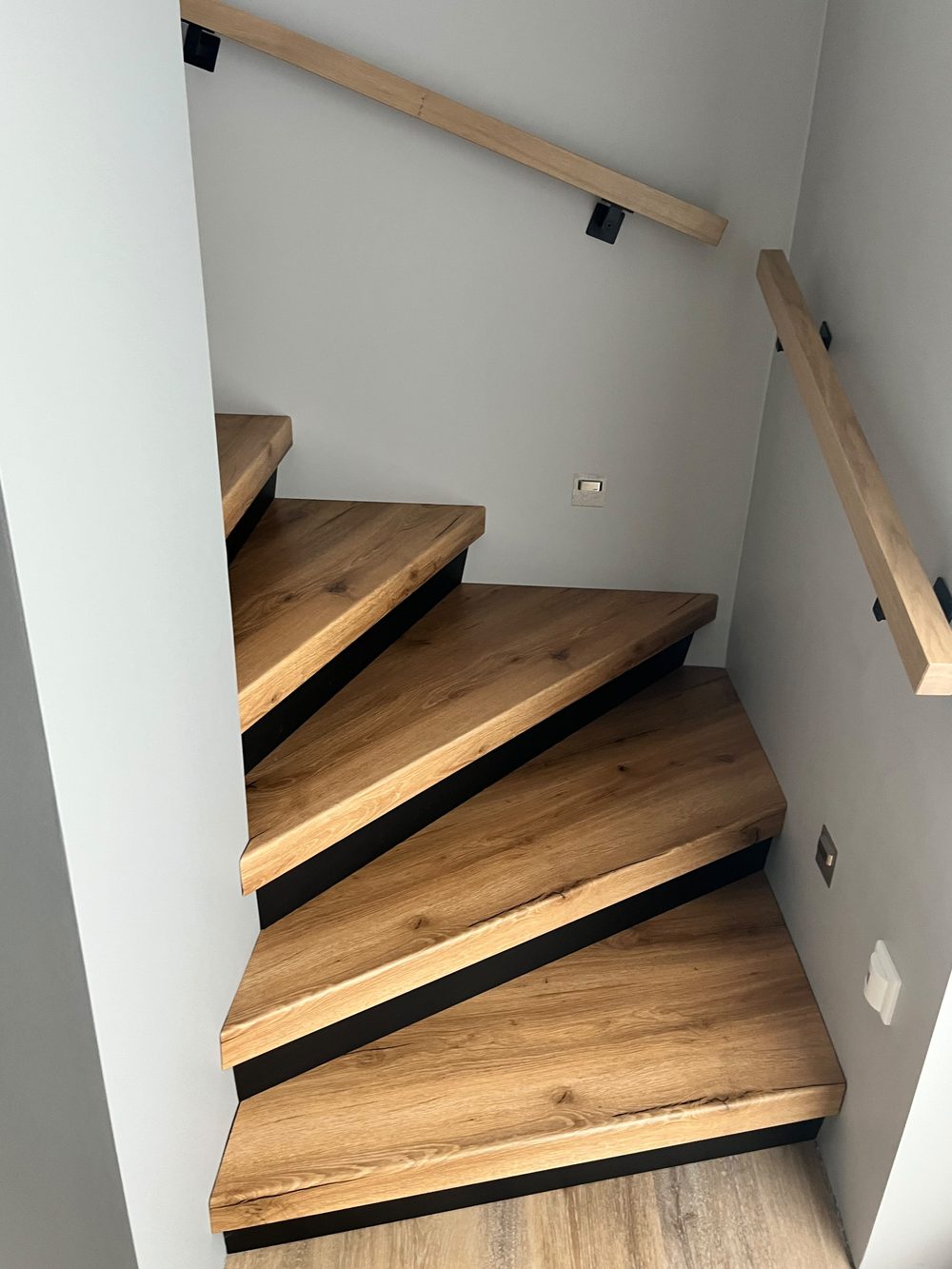 Gewendelte Treppe mit dunkel abgesetzten Stufenkanten