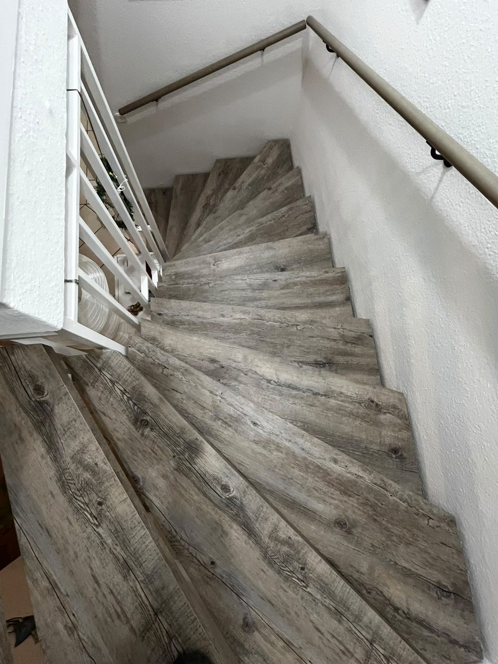 Blick von oben auf eine renovierte Treppe in heller Holzoptik