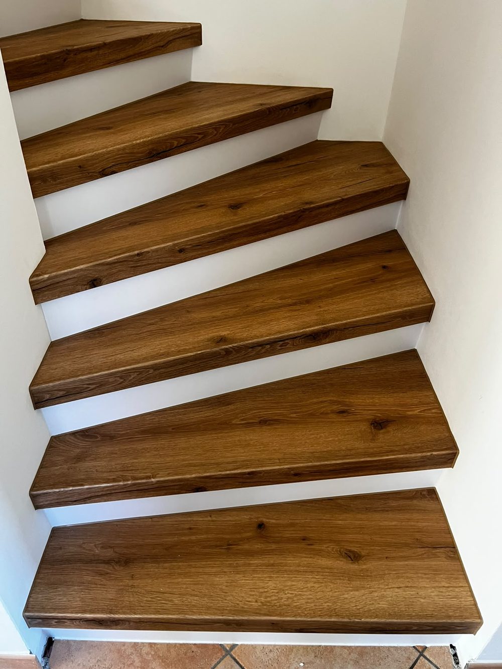 Renovierte Steintreppe mit warmem Holzdekor