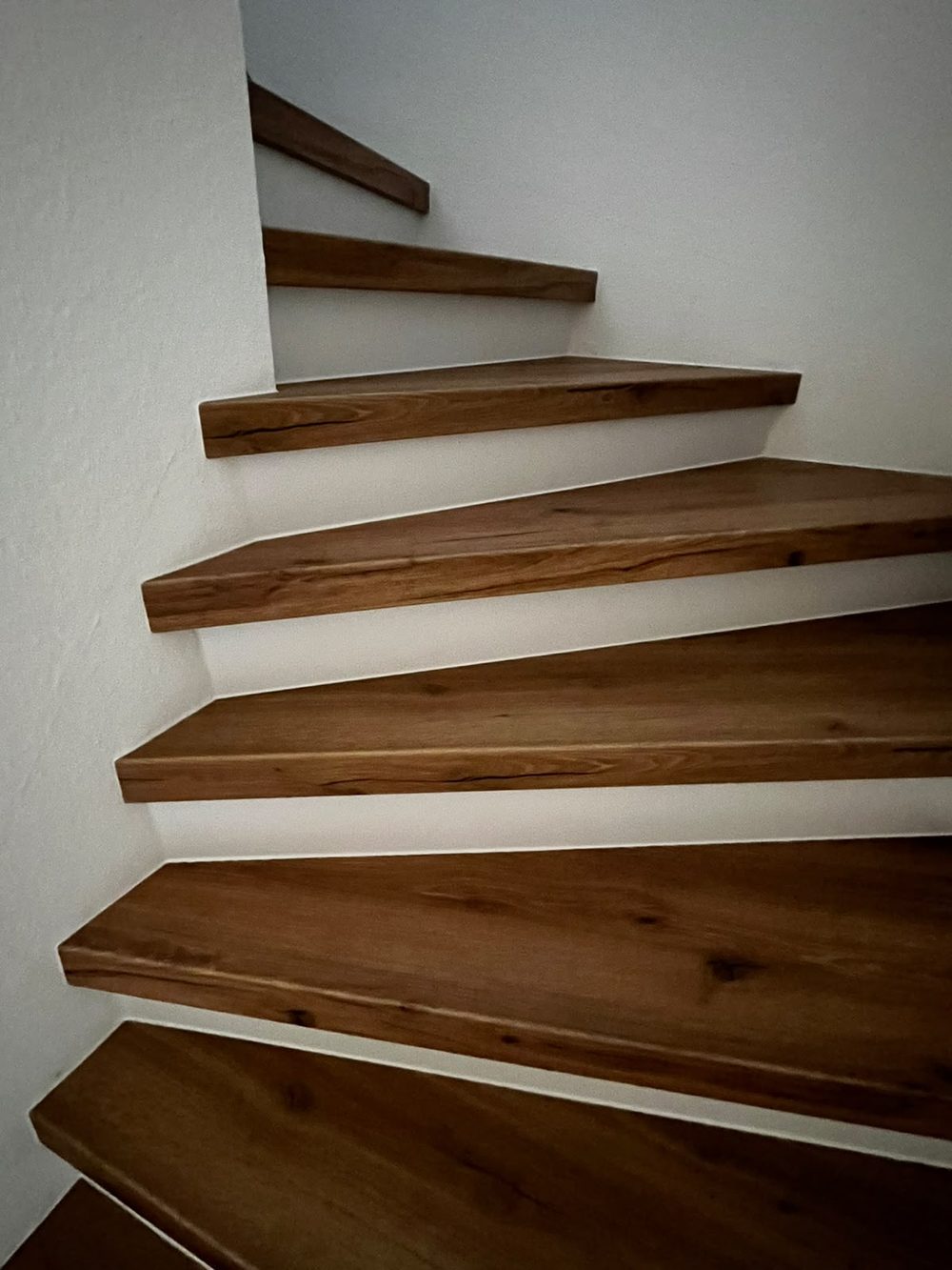 Renovierte Treppe mit dunklem Holzdekor